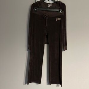 Juicy Couture Track Suit
Size Small
Smoke & pet free house.